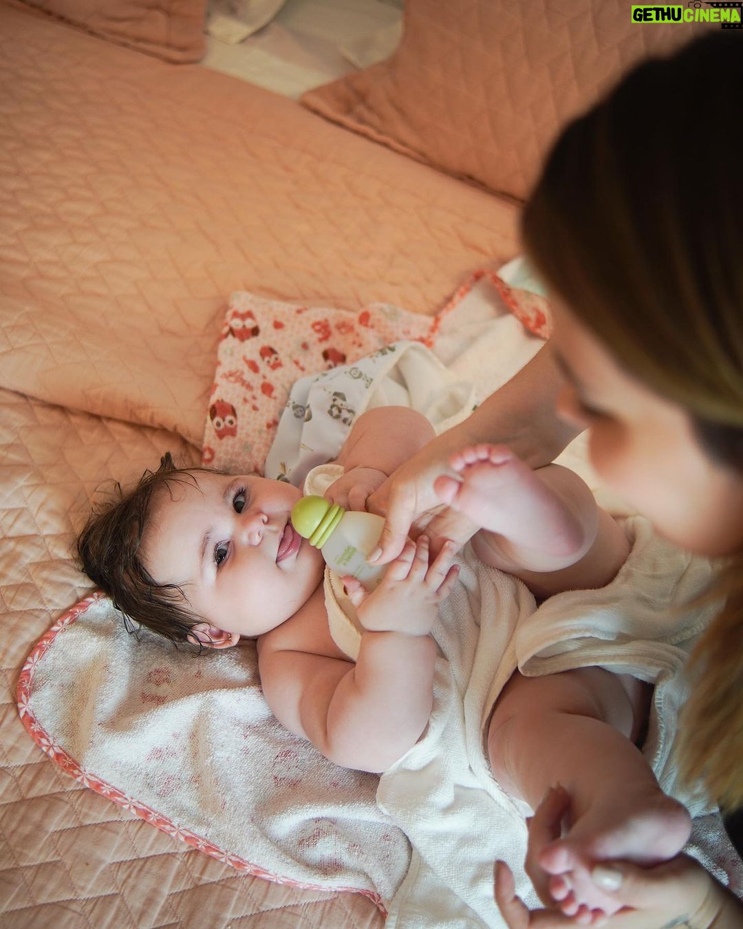 Vitória Moraes Instagram - Momentos de cuidado e conexão que a gente ama 🩵 E a linha Mamãe e Bebê da @naturabroficial sempre com a gente! Aqui em casa a gente se preocupa muito com a pele sensível da Lua, por isso usamos a linha Mamãe e Bebê que é super natural e é uma grande aliada das mães nos momentos de conexão, carinho e cuidado com os seus pequenos. #NaturaMMBB #publi
