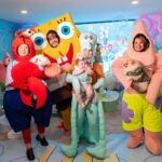Vitória Moraes Instagram - Minhas vidas 💜 Como é gostoso fazer tudo isso por você nossa pequena! A gente se diverte muito e te ver sorrir é o meu combustível! Bob esponja, patrick, lula molusco, sirigueijo, garry, plâncton e nossa sandy! Foto: @fabiana_monteiro_fotografia Decoração: @by_dianamota Personalizados de luxo: @welovemimos_personalizados Bolo e doces: @rabellocaique Lembrancinhas: @ateliebyneidebarbosa Flores: @lojabeatrizflores Painel de Led: @agenciae Painéis decorativos: @knartespaineis_ Projeto 3D: @dyovana.artista3d Iluminação: @casaliluminadoeventos Balões: @mixbaloes Piscina de bolinhas: @moveisdonafernanda Esculturas grandes: @lacenografias Esculturas de biscuit: @libelula.artesanal