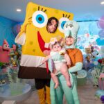 Vitória Moraes Instagram - Minhas vidas 💜 Como é gostoso fazer tudo isso por você nossa pequena! A gente se diverte muito e te ver sorrir é o meu combustível! Bob esponja, patrick, lula molusco, sirigueijo, garry, plâncton e nossa sandy! Foto: @fabiana_monteiro_fotografia Decoração: @by_dianamota Personalizados de luxo: @welovemimos_personalizados Bolo e doces: @rabellocaique Lembrancinhas: @ateliebyneidebarbosa Flores: @lojabeatrizflores Painel de Led: @agenciae Painéis decorativos: @knartespaineis_ Projeto 3D: @dyovana.artista3d Iluminação: @casaliluminadoeventos Balões: @mixbaloes Piscina de bolinhas: @moveisdonafernanda Esculturas grandes: @lacenografias Esculturas de biscuit: @libelula.artesanal