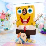 Vitória Moraes Instagram - Minhas vidas 💜 Como é gostoso fazer tudo isso por você nossa pequena! A gente se diverte muito e te ver sorrir é o meu combustível! Bob esponja, patrick, lula molusco, sirigueijo, garry, plâncton e nossa sandy! Foto: @fabiana_monteiro_fotografia Decoração: @by_dianamota Personalizados de luxo: @welovemimos_personalizados Bolo e doces: @rabellocaique Lembrancinhas: @ateliebyneidebarbosa Flores: @lojabeatrizflores Painel de Led: @agenciae Painéis decorativos: @knartespaineis_ Projeto 3D: @dyovana.artista3d Iluminação: @casaliluminadoeventos Balões: @mixbaloes Piscina de bolinhas: @moveisdonafernanda Esculturas grandes: @lacenografias Esculturas de biscuit: @libelula.artesanal