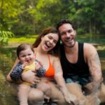 Vitória Moraes Instagram - Nós somos muito ricos e eu não to falando de dinheiro 💜 Eu sei que foi você Deus, eu sei! (Quem aguenta essa farra com a linguinha pra fora batendo palmaaaa) Bonito, Mato Grosso do Sul