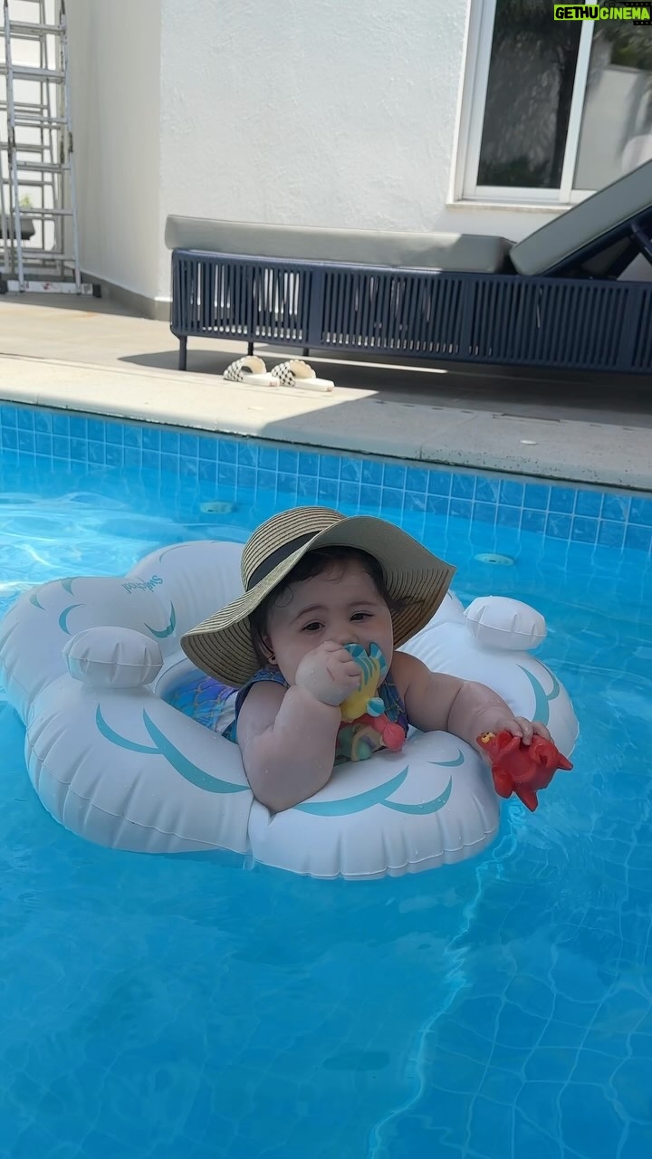Vitória Moraes Instagram - Mo paz no último dia do ano galela 😎☀️