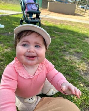 Vitória Moraes Instagram - Curtindo um parque e brincando na grama e na terra em Hollywood, vê se não é metida essa menina!