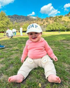 Vitória Moraes Instagram - Curtindo um parque e brincando na grama e na terra em Hollywood, vê se não é metida essa menina! Hollywood, California