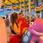 Vitória Moraes Instagram - Essa minnie a Disney não tem 🏰♥️ Disney California Adventure Park