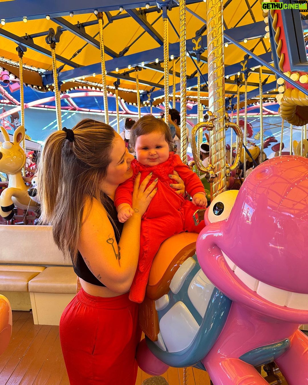 Vit贸ria Moraes Instagram - Essa minnie a Disney n茫o tem 馃彴鈾ワ笍 Disney California Adventure Park