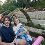 Vitória Moraes Instagram - Viver tudo isso com minha família está sendo um sonho realizado, que eu nunca me acostume, que eu nunca perca o encanto, que eu nunca deixe de agradecer 💜 Los Angeles, California