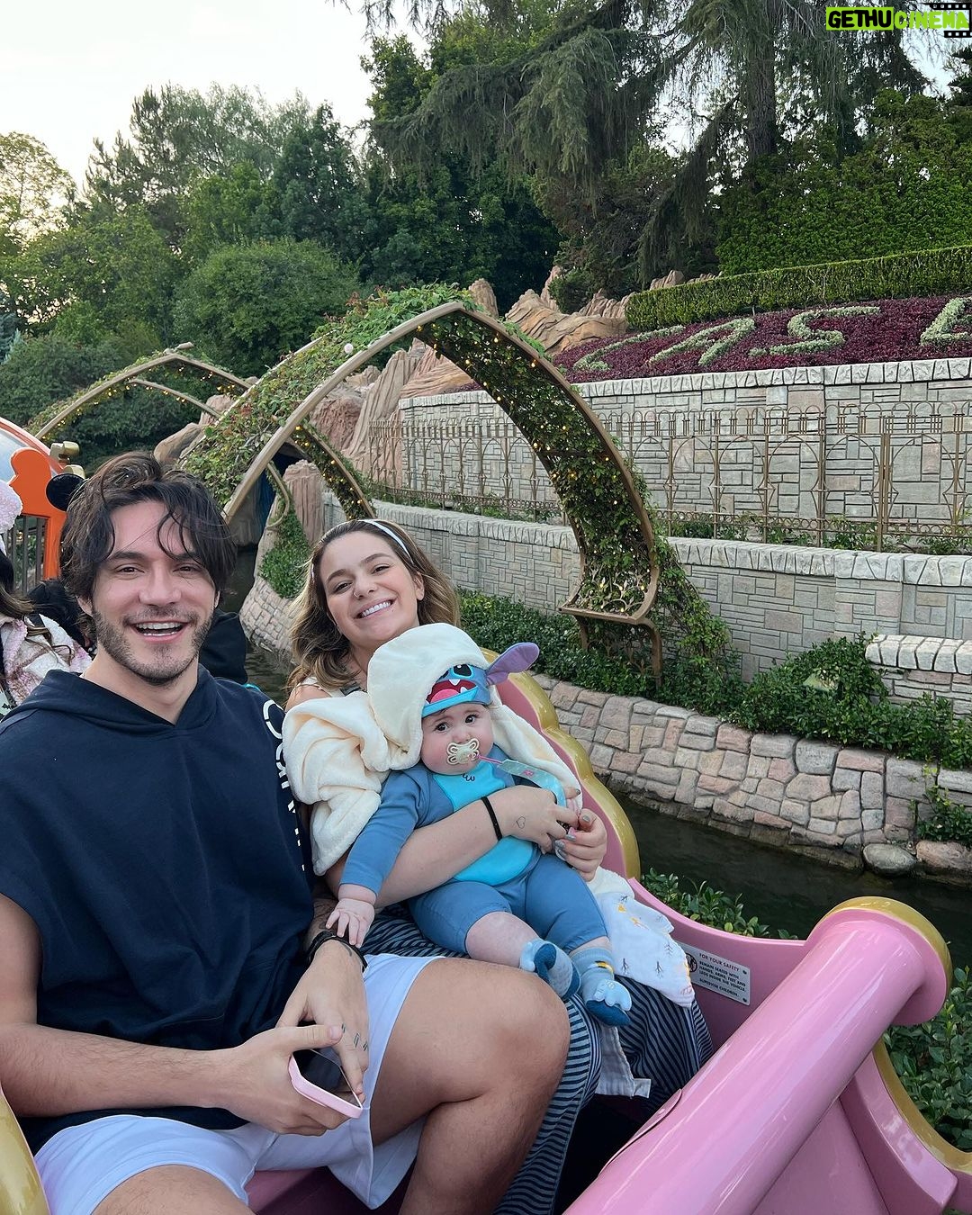 Vitória Moraes Instagram - Viver tudo isso com minha família está sendo um sonho realizado, que eu nunca me acostume, que eu nunca perca o encanto, que eu nunca deixe de agradecer 💜 Los Angeles, California