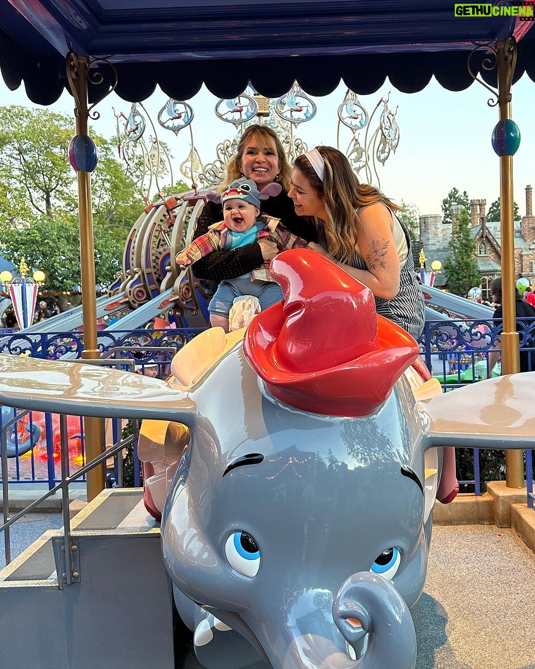 Vitória Moraes Instagram - Viver tudo isso com minha família está sendo um sonho realizado, que eu nunca me acostume, que eu nunca perca o encanto, que eu nunca deixe de agradecer 💜 Los Angeles, California