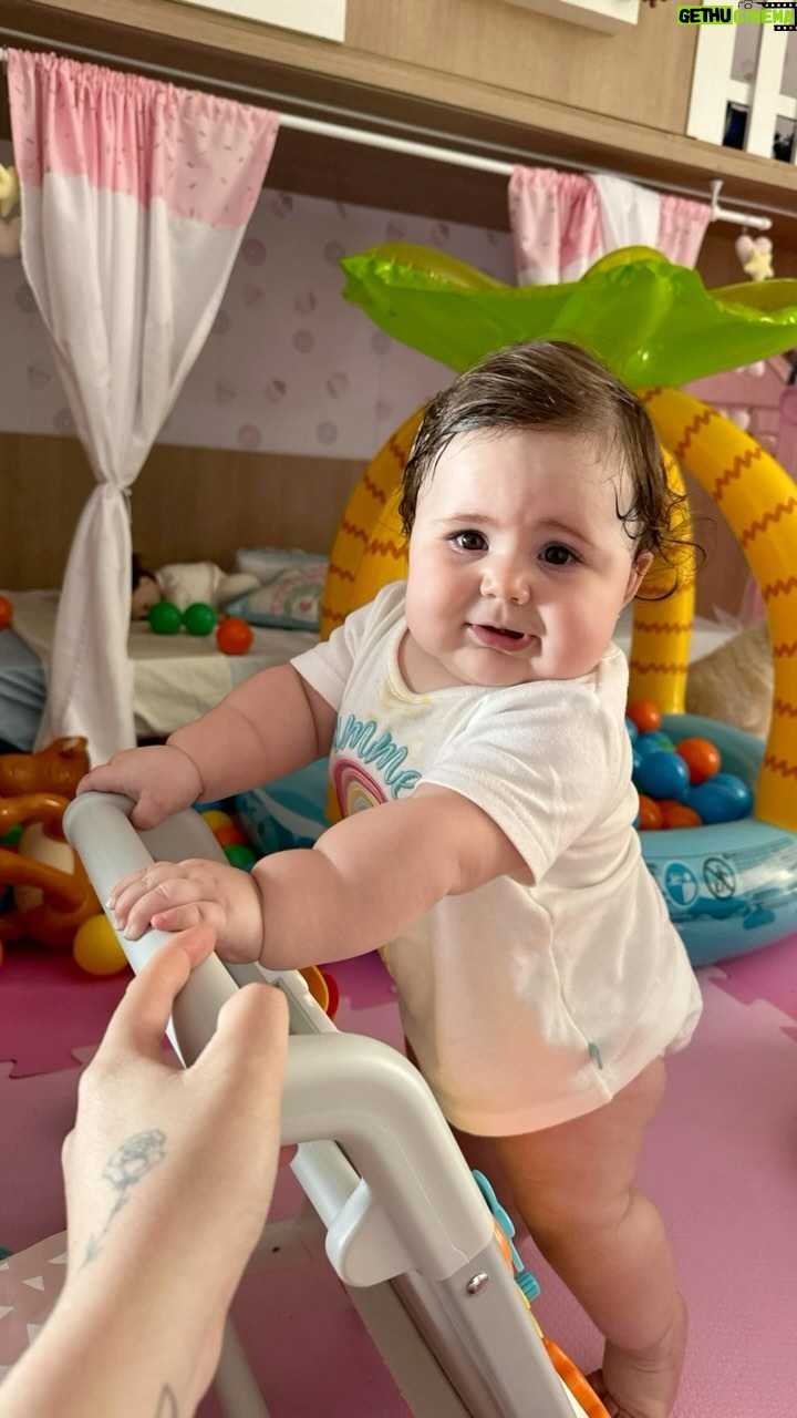 Vitória Moraes Instagram - Cada mês do meu ano ♥️ Comecei na barriga da mamãe e encerrei escalando e ficando em pé sozinha 🥹💜