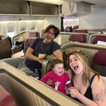 Vitória Moraes Instagram - Primeira viagem de avião da nossa pequena! Voo direto de São Paulo pra Los Angeles com a @latambrasil e como foi gostosa nossa experiência, estava com medo de como seria por ser a primeira vez e foi simplesmente INCRÍVEL, obrigada @latambrasil por simplesmente serem perfeitos em toda experiência com vocês, o lounge, o atendimento, a comida, tudo!