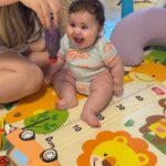Vitória Moraes Instagram - ATIVIDADES SENSORIAIS 2 💜 Dessa vez foi a garrafa sensorial que ajuda a estimular o bebê, na concentração e observação!