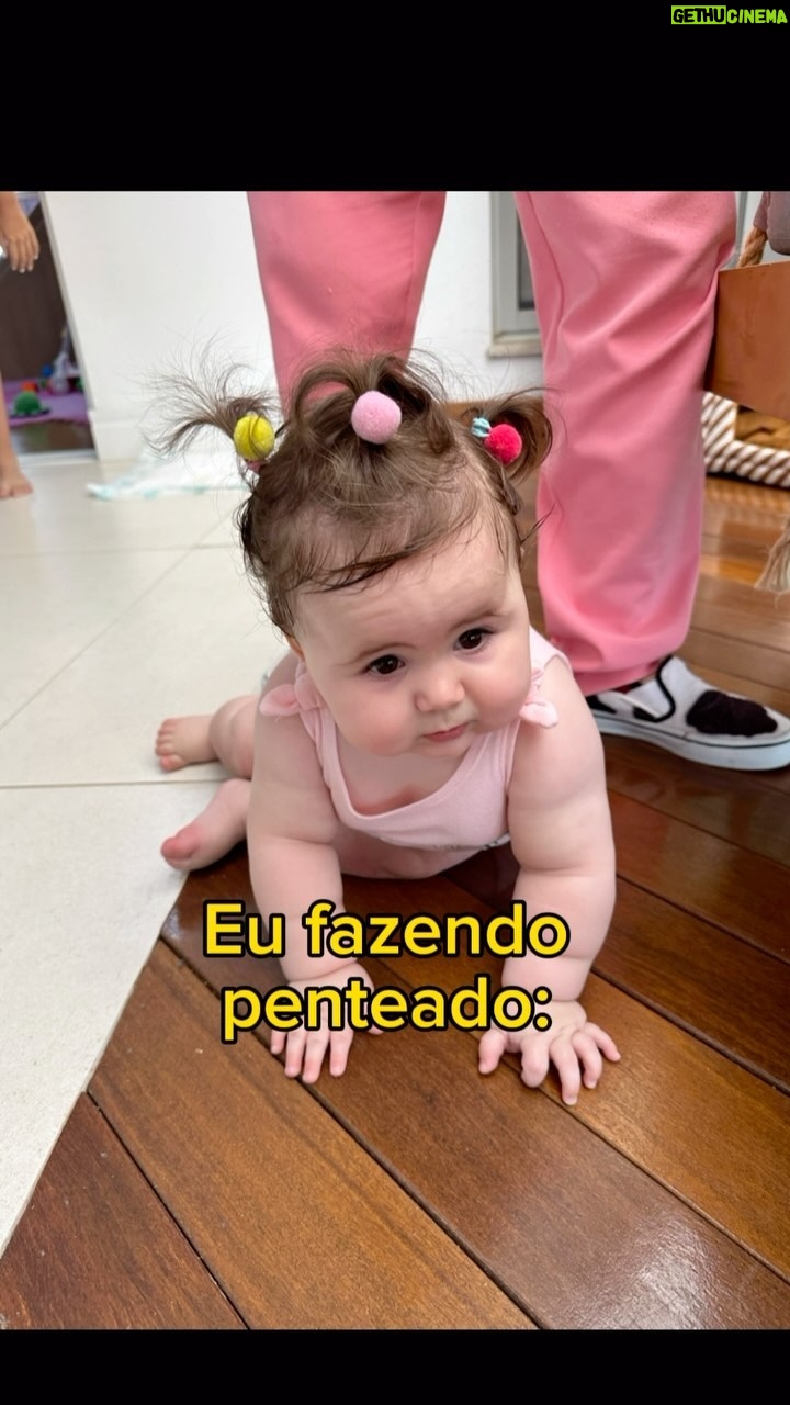 Vitória Moraes Instagram - Acabei de descobrir que esse dom eu não tenho KKKKK E ainda é uma luta pra fazer porque ela não para! Qual mãe de menina se identifica aí? 😂