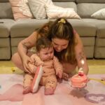 Vitória Moraes Instagram – 6 meses! Nossos 4 tapetes de Mêsversário, que lançamento 😍 Estou ansiosa pra ver os bebês de vocês crescendo no nosso tapete de Mêsversário do @seubabytube 💜