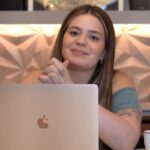 Vitória Moraes Instagram - O Enem está chegando, e se eu tivesse conhecido a @glauredacoes antes, tudo seria mais fácil! A Glau é uma plataforma gratuita e instantânea que usa Inteligência Artificial para corrigir redações conforme os padrões do Enem, vestibulares e concursos em apenas 3 segundos, indicando sua nota e erros. Há também o plano Glau+ com vantagens, como a aba de comentários que elabora uma análise detalhada do seu texto. O plano Glau+ está em promoção até 12/11/2023. Não perca essa chance! 💚 #Publicidade