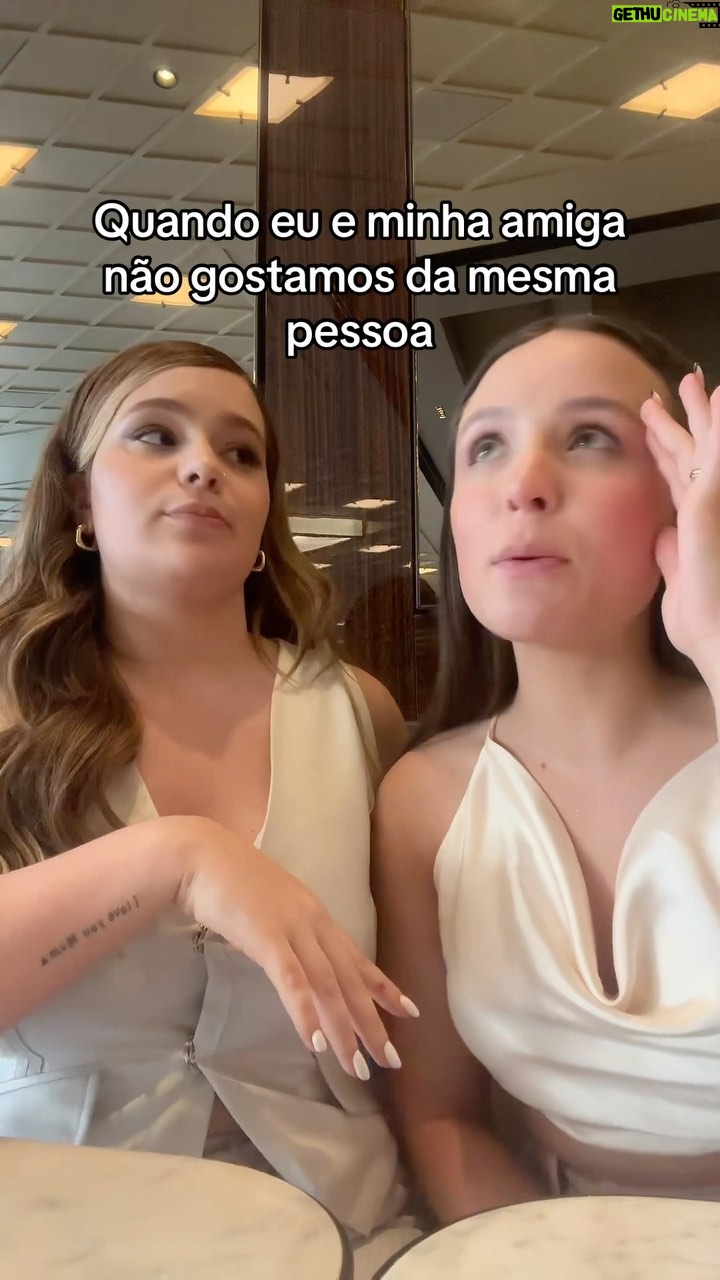 Vitória Moraes Instagram - É desse jeitinho tá KKKK só a fofoquinha saudável 😂 @larissamanoela