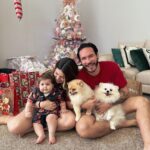 Vitória Moraes Instagram - Família Tube 🎅🎄Passando pra desejar para cada família que segue a gente um Natal de muito amor e prosperidade. Aproveitar também e agradecer a Deus por todo esse ano maravilhoso com a nossa pequena e todo gesto de carinho e cuidado de vocês com a gente. Feliz natallllll genteeee. Amamos vocês 💜