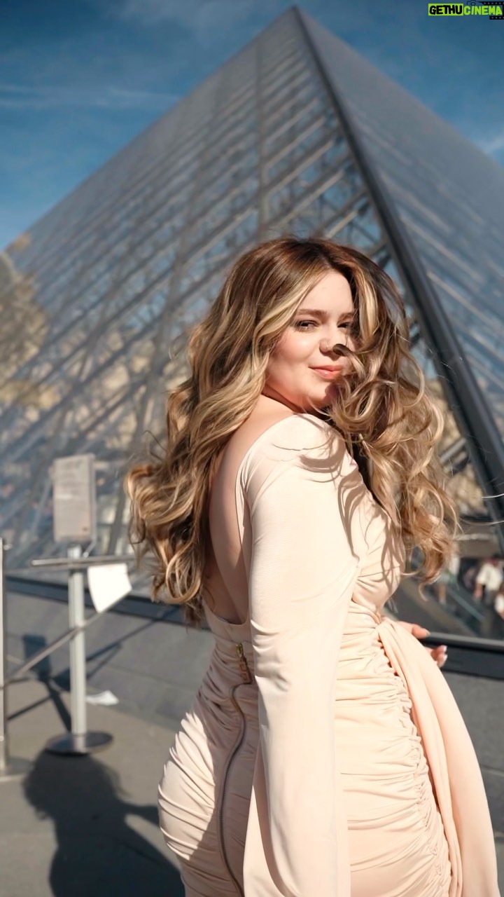Vitória Moraes Instagram - Estou em PARIS com @lorealparis que é uma das marcas que mais amo e ainda sou uma das embaixadoras Brasil! Hoje a noite tem o Desfile deles, Walk Your Worth, embaixo da Torre! Socorrooooo ✨ #LOREALPARIS #LOREALPARISHAIRCARE #LEDEFILELOREAL #WALKYOURWORTH #LOREALPFW #WORTHIT #PARISFASHIONW