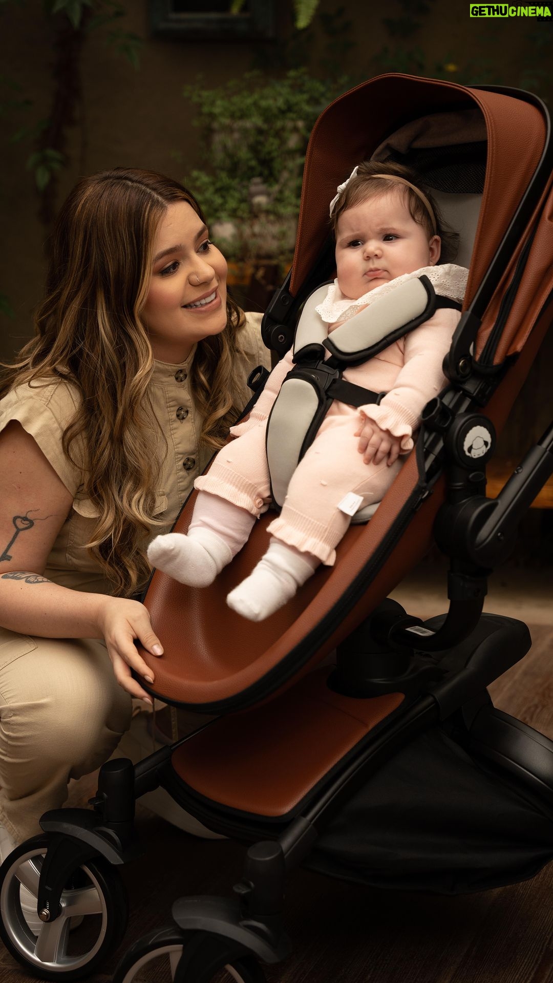 Vitória Moraes Instagram - Ser mãe é transformador e desafiador. Precisamos ser colo, precisamos de apoio e acolhimento. Escolher marcas que nos acolhem e nos entendem é fundamental, por isso eu fico feliz em dizer que sou a nova Embaixadora da Litet, @litetoficial, uma marca que acolhe a parentalidade! Litet, por uma vida com mais colo! #Publicidade