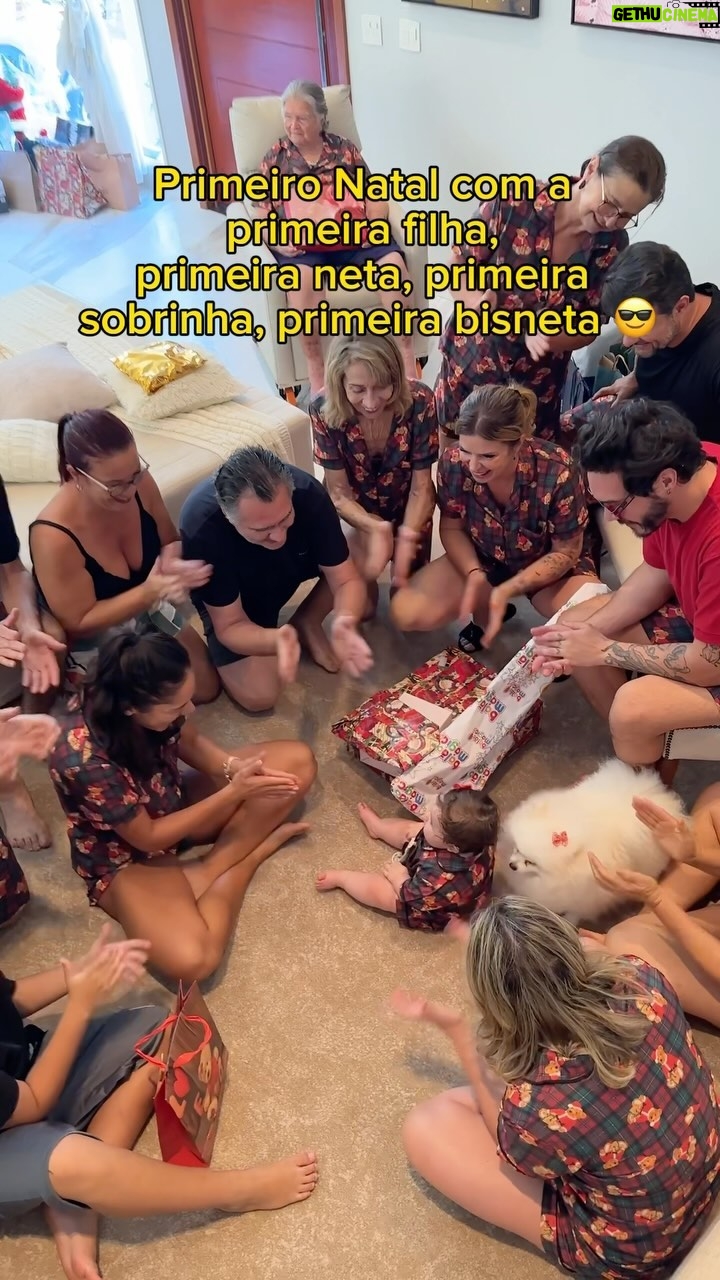 Vitória Moraes Instagram - Será que é mimada? Primeira filha, neta, sobrinha e até bisneta kkkk Família toda de pijama igual, cheia de presentes e muito amor! Feliz natal pra família de vocês 🎅🏼♥️