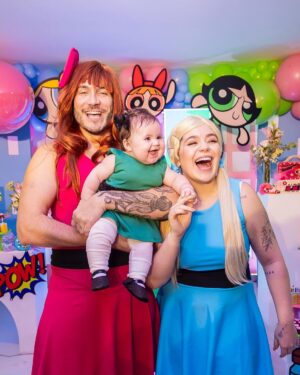 Vitória Moraes Instagram - A família toda entra na brincadeira, é tudo por você minha pequena 💜

Foto: @fabiana_monteiro_fotografia 
Decoração: @by_dianamota 
Personalizados de luxo: @welovemimos_personalizados 
Bolo e doces: @rabellocaique 
Lembrancinhas: @ateliebyneidebarbosa 
Flores: @lojabeatrizflores 
Painel de Led: @agenciae 
Painéis decorativos: @knartespaineis_ 
Projeto 3D: @dyovana.artista3d 
Iluminação: @casaliluminadoeventos 
Balões: @mixbaloes 
Itens de decoração: @larthan.artigos.decoracao @moveisdonafernanda
