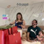 Vitória Moraes Instagram - E o pior é que a gente nem sai KKKK Compras de Natal dos papais com a família reunida ♥️🎅🏼