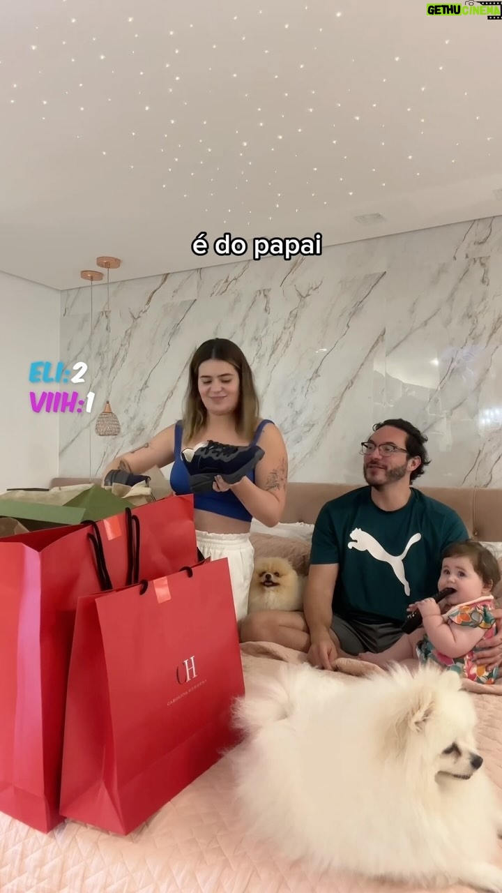 Vitória Moraes Instagram - E o pior é que a gente nem sai KKKK Compras de Natal dos papais com a família reunida ♥️🎅🏼