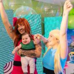 Vitória Moraes Instagram - As meninas superpoderosas! Nossa docinho foi raptada pelos nossos vilões, mas conseguimos salvar e fazer nossa festa de 5 meses 💣💚 Esse mês a família toda participou com direito ao médico Utonio, Macaco louco, Ele, Princesa MaisGrana e Fuzzy!