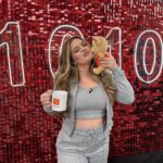 Vitória Moraes Instagram – Quem aí amou a Live 10.10 de hoje?! Agora como nova embaixadora da @shopee_br sempre vou estar nas lives cheios de cupons pra vocês! Eu e o Shopito estamos muito felizes com essa notícia! E aproveitem que o 10.10 ainda está rolando com muitos cupons de desconto para você aproveitar, ainda da tempoo! #publicidade