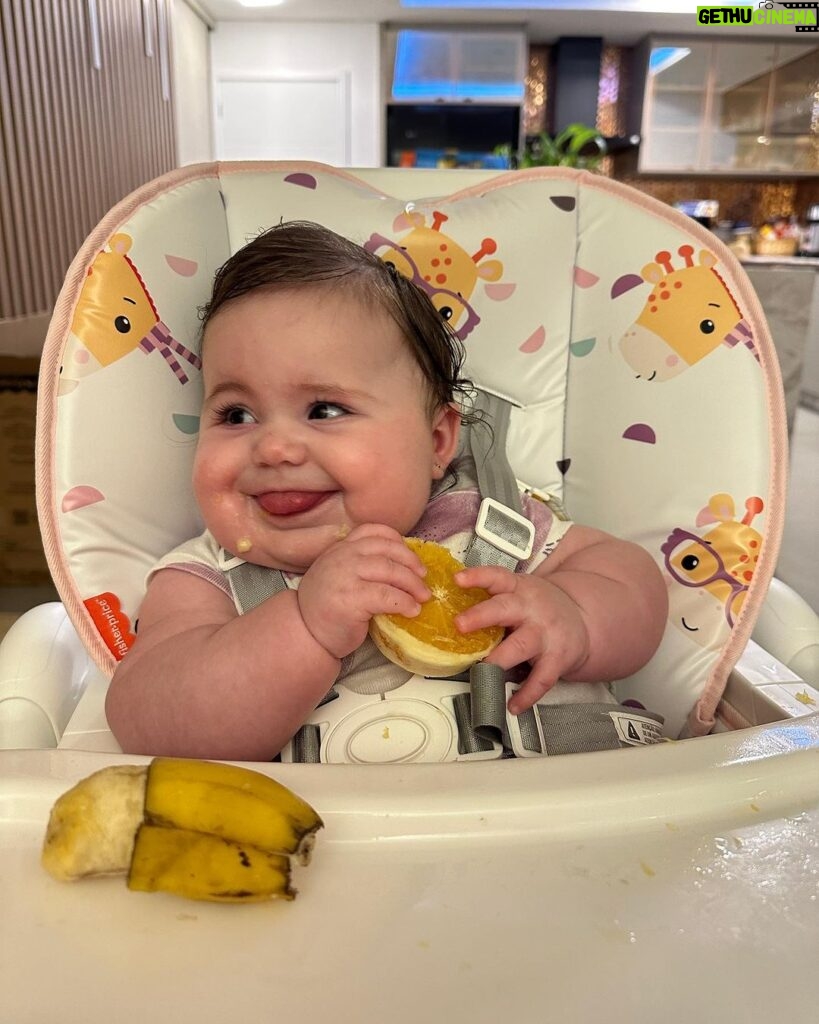 Vitória Moraes Instagram - Comecei minha introdução alimentar galela, já amei banana e laranja 💜