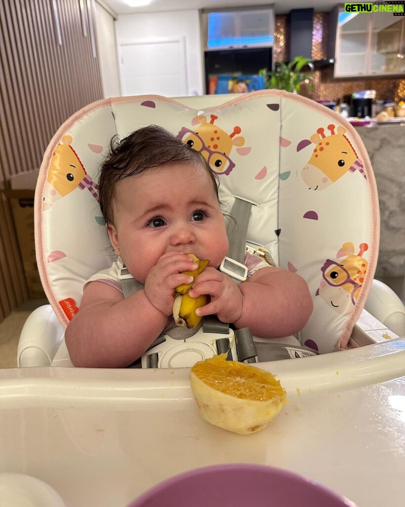 Vitória Moraes Instagram - Comecei minha introdução alimentar galela, já amei banana e laranja 💜