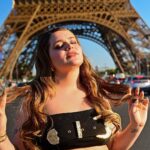 Vitória Moraes Instagram – Já que a mamãe veio, a mamãe tem que entregar HAHAHAHA 
Não podia faltar as fotinhos clássicas na torre né! Torre Elfel Paris