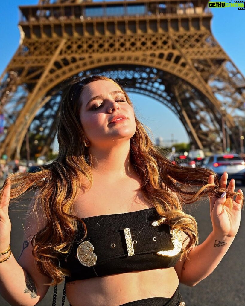 Vitória Moraes Instagram - Já que a mamãe veio, a mamãe tem que entregar HAHAHAHA Não podia faltar as fotinhos clássicas na torre né! Torre Elfel Paris