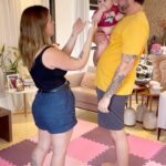 Vitória Moraes Instagram - A menina fica 9 meses na barriga, a gente pari, fica com os peito sangrando rachado pra amamentar, pra no fim, querer só o pai! PORQUE DEUS 😂