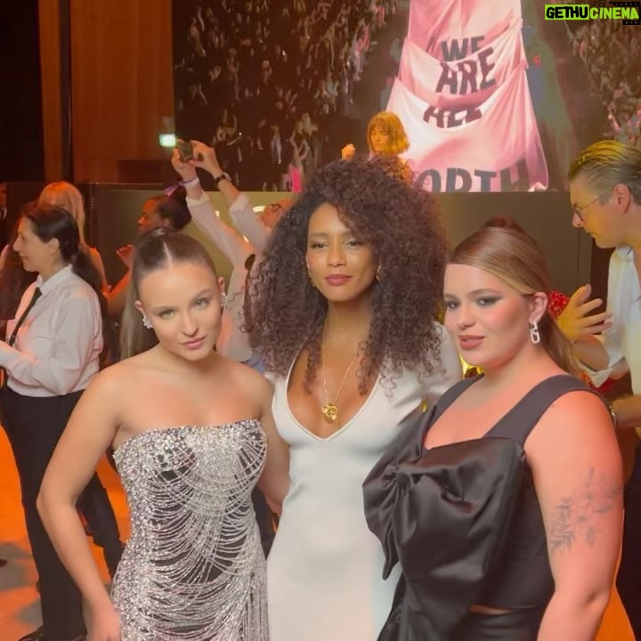 Vitória Moraes Instagram - Que dia incrível! Tantas mulheres, representando seus países, suas raizes, que orgulho estar aqui! Obrigada @lorealparis, é uma honra ♥️ Que desfileeeeee! Torre Elfel Paris