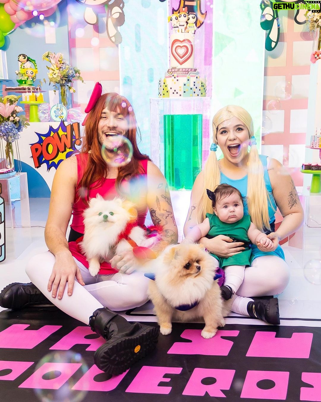 Vitória Moraes Instagram - A família toda entra na brincadeira, é tudo por você minha pequena 💜 Foto: @fabiana_monteiro_fotografia Decoração: @by_dianamota Personalizados de luxo: @welovemimos_personalizados Bolo e doces: @rabellocaique Lembrancinhas: @ateliebyneidebarbosa Flores: @lojabeatrizflores Painel de Led: @agenciae Painéis decorativos: @knartespaineis_ Projeto 3D: @dyovana.artista3d Iluminação: @casaliluminadoeventos Balões: @mixbaloes Itens de decoração: @larthan.artigos.decoracao @moveisdonafernanda