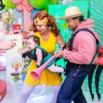 Vitória Moraes Instagram - A família toda entra na brincadeira, é tudo por você minha pequena 💜 Foto: @fabiana_monteiro_fotografia Decoração: @by_dianamota Personalizados de luxo: @welovemimos_personalizados Bolo e doces: @rabellocaique Lembrancinhas: @ateliebyneidebarbosa Flores: @lojabeatrizflores Painel de Led: @agenciae Painéis decorativos: @knartespaineis_ Projeto 3D: @dyovana.artista3d Iluminação: @casaliluminadoeventos Balões: @mixbaloes Itens de decoração: @larthan.artigos.decoracao @moveisdonafernanda