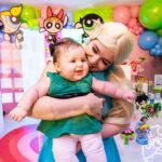 Vitória Moraes Instagram - A família toda entra na brincadeira, é tudo por você minha pequena 💜 Foto: @fabiana_monteiro_fotografia Decoração: @by_dianamota Personalizados de luxo: @welovemimos_personalizados Bolo e doces: @rabellocaique Lembrancinhas: @ateliebyneidebarbosa Flores: @lojabeatrizflores Painel de Led: @agenciae Painéis decorativos: @knartespaineis_ Projeto 3D: @dyovana.artista3d Iluminação: @casaliluminadoeventos Balões: @mixbaloes Itens de decoração: @larthan.artigos.decoracao @moveisdonafernanda
