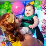 Vitória Moraes Instagram - A família toda entra na brincadeira, é tudo por você minha pequena 💜 Foto: @fabiana_monteiro_fotografia Decoração: @by_dianamota Personalizados de luxo: @welovemimos_personalizados Bolo e doces: @rabellocaique Lembrancinhas: @ateliebyneidebarbosa Flores: @lojabeatrizflores Painel de Led: @agenciae Painéis decorativos: @knartespaineis_ Projeto 3D: @dyovana.artista3d Iluminação: @casaliluminadoeventos Balões: @mixbaloes Itens de decoração: @larthan.artigos.decoracao @moveisdonafernanda