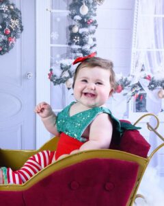 Vitória Moraes Instagram - 8 meses filha, eu não sei descrever o quanto você me faz feliz, o quanto você me mudou, o quanto você me completa, me enche, me transborda, o amor que sinto por você é inexplicável, é algo tão forte que eu não consigo mesmo explicar! Eu sempre estarei aqui, em cada fase da sua vida, você pra sempre será minha melhor amiga! O ensaio de acompanhamento desse mês foi com o tema de Natal e teve até dois dentinhos aparecendo ♥️ 📸: @studio5clicks.kids