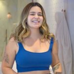 Vitória Moraes Instagram - Duas coisas que não saem da minha cabeça: 1- essa musiquinha da @ceravebrasil (é muito chiclete, socorro 🗣️) 2- minha dermatologista falando pra sempre usar a linha de limpeza da CeraVe, porque só ela limpa profundamente e ainda mantém a barreira da pele saudável. Eu amo. 💙 #SquadCRV #CeraVeSkinCare #LimpeComoEspecialista #publicidade