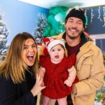 Vitória Moraes Instagram - Um pouquinho mais de ontem que esqueceram a Lua 🎄🎅🏼♥️ Foto: @fabiana_monteiro_fotografia Decoração: @by_dianamota Personalizados de luxo: @welovemimos_personalizados Bolo e doces: @rabellocaique Lembrancinhas: @ateliebyneidebarbosa Flores: @lojabeatrizflores Painel de Led: @agenciae Painéis decorativos: @knartespaineis_ Projeto 3D: @dyovana.artista3d Iluminação: @casaliluminadoeventos Balões: @mixbaloes