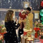 Vitória Moraes Instagram - Esqueceram da Lua 🎄🎅🏼 8 meses da nossa Macaulay Culkin fazendo muitas armadilhas com esses papais! Gostaram do tema desse mês?