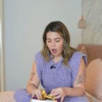 Vitória Moraes Instagram - Chegou a hora de você se encantar com o Beta Wonka! Inspirado no filme Wonka, Beta acaba de lançar uma versão do hidratante labial com cheirinho de chocolate. Ele é feito com ingredientes naturais, livre de óleos minerais e tem um aroma mágico e inconfundível. E assim como o bilhete premiado do filme, você também pode encontrar o Beta que te leva para o “Bendito Cacao Resort & Spa” com um acompanhante e ganhar outros brindes. O time de Beta vai esconder 40 Betas Wonka premiados, um deles está com a estadia no resort, os demais podem te dar produtos e outros brindes especiais, como pares de ingressos para assistir Wonka nos cinemas. Preparados para encontrar o seu? É só ir no local e data abaixo e procurar seu Beta Wonka. Então anota aí: Dia: 10/12/2023 (domingo) Local: Av. Paulista, próximo a estação Consolação Horário: 10:30 até 13h (ou quando tudo acabar, corre para garantir) Fica ligado no perfil de @BetaoficialBr para saber mais detalhes! #alwaysbeta #Beta #Wonkafilme #publicidade