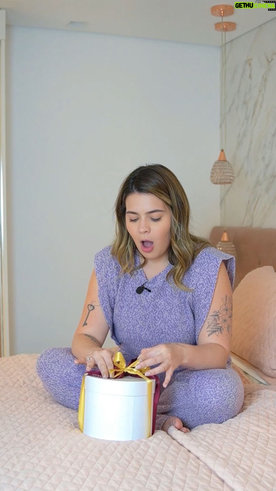 Vitória Moraes Instagram - Chegou a hora de você se encantar com o Beta Wonka! Inspirado no filme Wonka, Beta acaba de lançar uma versão do hidratante labial com cheirinho de chocolate. Ele é feito com ingredientes naturais, livre de óleos minerais e tem um aroma mágico e inconfundível. E assim como o bilhete premiado do filme, você também pode encontrar o Beta que te leva para o “Bendito Cacao Resort & Spa” com um acompanhante e ganhar outros brindes. O time de Beta vai esconder 40 Betas Wonka premiados, um deles está com a estadia no resort, os demais podem te dar produtos e outros brindes especiais, como pares de ingressos para assistir Wonka nos cinemas. Preparados para encontrar o seu? É só ir no local e data abaixo e procurar seu Beta Wonka. Então anota aí: Dia: 10/12/2023 (domingo) Local: Av. Paulista, próximo a estação Consolação Horário: 10:30 até 13h (ou quando tudo acabar, corre para garantir) Fica ligado no perfil de @BetaoficialBr para saber mais detalhes! #alwaysbeta #Beta #Wonkafilme #publicidade