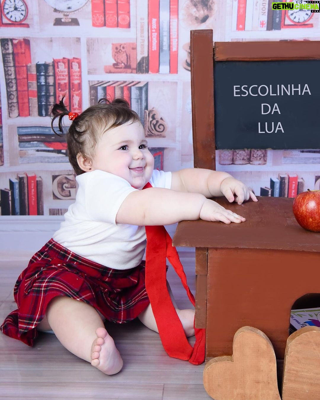 Vitória Moraes Instagram - Todo mundo preparado pra voltas as aulas aí? Eu ainda me livrei esse ano da escola a mamãe disse kkk Mas amei brincar de escolinha nessas fotos do meu acompanhamento mensal de 9 meses 📚✏️ Mas já tava quase inventando uma dor de barriga pra não ir kkkk 📸: @studio5clicks.kids