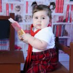 Vitória Moraes Instagram - Todo mundo preparado pra voltas as aulas aí? Eu ainda me livrei esse ano da escola a mamãe disse kkk Mas amei brincar de escolinha nessas fotos do meu acompanhamento mensal de 9 meses 📚✏️ Mas já tava quase inventando uma dor de barriga pra não ir kkkk 📸: @studio5clicks.kids
