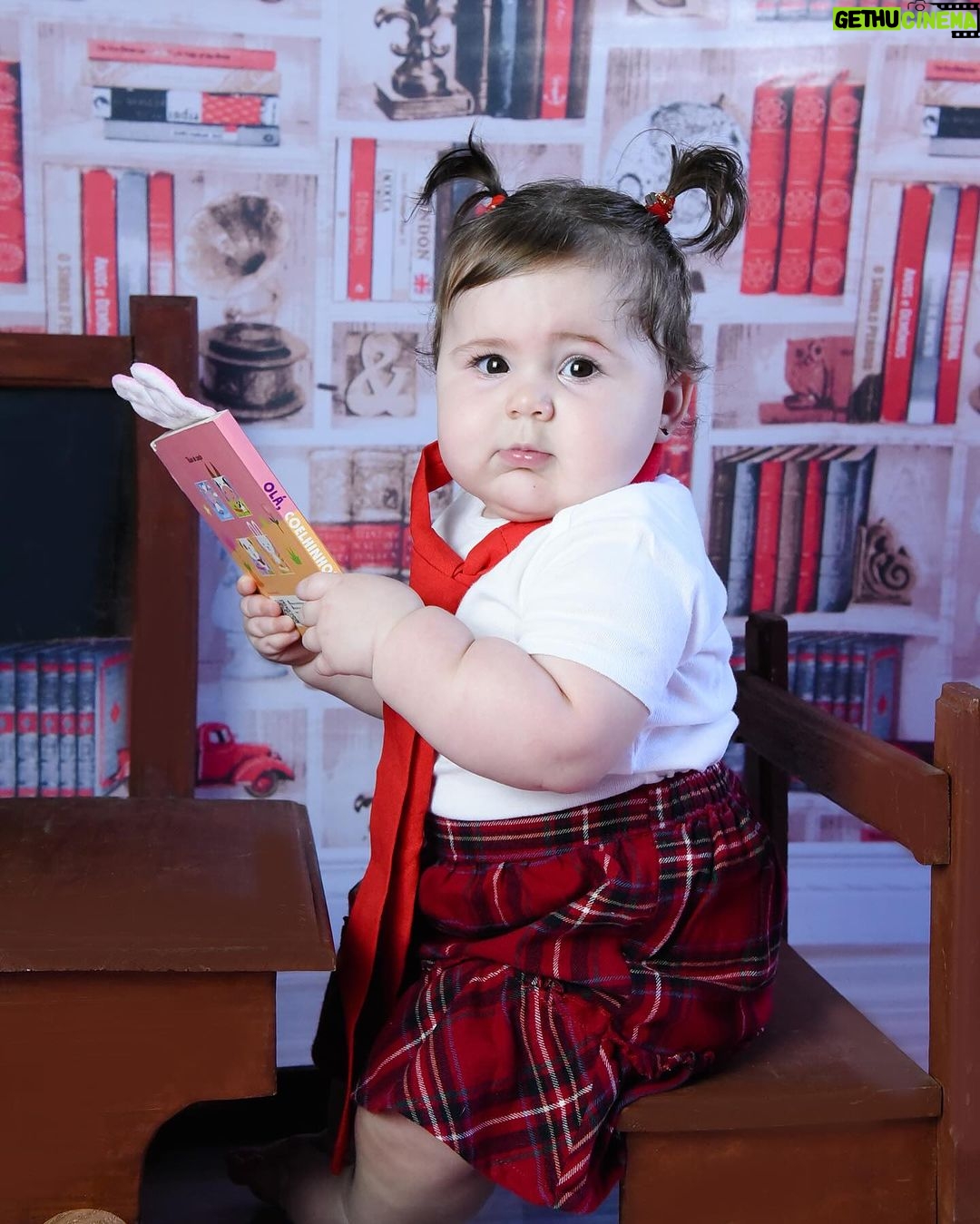 Vitória Moraes Instagram - Todo mundo preparado pra voltas as aulas aí? Eu ainda me livrei esse ano da escola a mamãe disse kkk Mas amei brincar de escolinha nessas fotos do meu acompanhamento mensal de 9 meses 📚✏️ Mas já tava quase inventando uma dor de barriga pra não ir kkkk 📸: @studio5clicks.kids