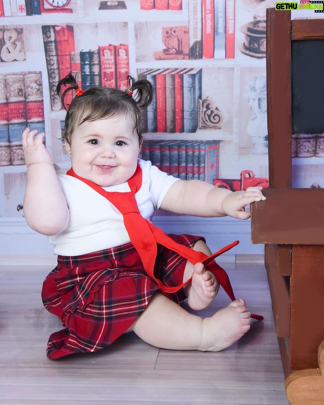 Vitória Moraes Instagram - Todo mundo preparado pra voltas as aulas aí? Eu ainda me livrei esse ano da escola a mamãe disse kkk Mas amei brincar de escolinha nessas fotos do meu acompanhamento mensal de 9 meses 📚✏️ Mas já tava quase inventando uma dor de barriga pra não ir kkkk 📸: @studio5clicks.kids