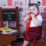 Vitória Moraes Instagram - Todo mundo preparado pra voltas as aulas aí? Eu ainda me livrei esse ano da escola a mamãe disse kkk Mas amei brincar de escolinha nessas fotos do meu acompanhamento mensal de 9 meses 📚✏️ Mas já tava quase inventando uma dor de barriga pra não ir kkkk 📸: @studio5clicks.kids